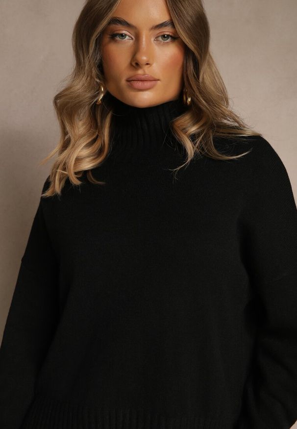 Renee - Czarny Gładki Golf Casual Ralloria. Okazja: na co dzień. Typ kołnierza: golf. Kolor: czarny. Materiał: jeans, prążkowany. Długość rękawa: długi rękaw. Długość: długie. Wzór: gładki. Styl: casual