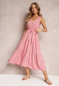 Renee - Różowa Wiązana Sukienka Midi bez Rękawów z Gumką w Talii Mideyo. Kolor: różowy. Materiał: materiał, tkanina, wiskoza. Długość rękawa: bez rękawów. Wzór: gładki. Typ sukienki: kopertowe. Długość: midi