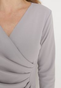 Born2be - Jasnoszara Sukienka Kopertowa z Ozdobnym Marszczeniem Ohildria. Kolor: szary. Typ sukienki: kopertowe. Styl: elegancki #7