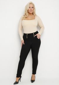 Born2be - Czarne Spodnie z Wysokim Stanem Slim i Kieszeniami Tasbia. Okazja: do pracy, na spotkanie biznesowe, na co dzień. Stan: podwyższony. Kolekcja: plus size. Kolor: czarny. Styl: casual, elegancki, biznesowy #4