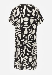 Born2be - Czarna Pudełkowa Sukienka z Wiskozy z Dekoltem w Serek w Abstrakcyjny Wzór Cresom. Okazja: na co dzień. Typ kołnierza: dekolt w serek. Kolekcja: plus size. Kolor: czarny. Materiał: wiskoza. Sezon: lato. Typ sukienki: proste, dla puszystych. Styl: casual #3