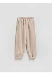 Reserved - Bawełniane spodnie jogger - kremowy. Kolor: kremowy. Materiał: bawełna
