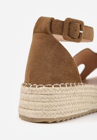 Renee - Ciemnozielone Sandały VICES na Koturnie z Plecionką i Wycięciami przy Cholewce Celanele. Okazja: na co dzień. Zapięcie: sprzączka. Kolor: zielony. Wzór: ażurowy. Sezon: lato. Obcas: na koturnie. Styl: wakacyjny, casual, elegancki #4