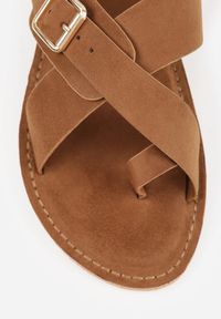 Renee - Jasnobrązowe Sandały Japonki VICES z Ozdobnym Paskiem i Klamrą Vendan. Okazja: na co dzień. Zapięcie: klamry. Kolor: brązowy. Materiał: jeans. Sezon: lato. Styl: casual, elegancki #5