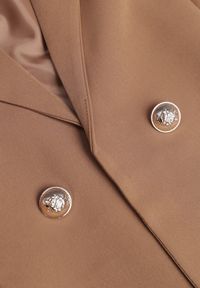 Renee - Jasnobrązowa Marynarka Niezapinana z Dekoracyjnymi Guzikami Cose. Kolor: beżowy. Materiał: materiał #2