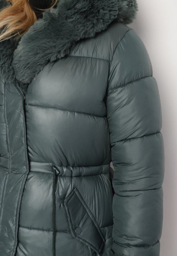 Born2be - Ciemnozielona Pikowana Kurtka z Kapturem i Futrzanymi Wstawkami Ściągana Sznurkiem w Talii Emirale. Okazja: na co dzień. Typ kołnierza: kaptur. Kolor: zielony. Materiał: futro. Wzór: aplikacja. Styl: casual, elegancki