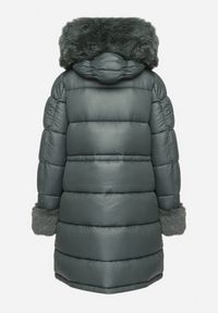 Born2be - Ciemnozielona Pikowana Kurtka z Kapturem i Futrzanymi Wstawkami Ściągana Sznurkiem w Talii Emirale. Okazja: na co dzień. Typ kołnierza: kaptur. Kolor: zielony. Materiał: futro. Wzór: aplikacja. Styl: casual, elegancki #5