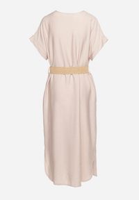 Born2be - Jasnobeżowa Wiskozowa Sukienka z Paskiem Ozdobionym Plecionką i Klamrą Mlevena. Typ kołnierza: dekolt w kształcie V. Kolekcja: plus size. Kolor: beżowy. Materiał: wiskoza. Długość rękawa: krótki rękaw. Wzór: aplikacja. Typ sukienki: dla puszystych. Styl: elegancki #2