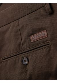 Ombre Clothing - Spodnie męskie chino REGULAR FIT z delikatną strukturą – brązowe V3 - Rozmiar: M. Okazja: na co dzień. Kolor: brązowy. Materiał: tkanina, elastan, bawełna. Styl: klasyczny, casual #3