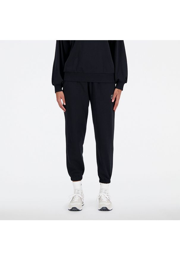 Spodnie damskie New Balance WP33508BK – czarne. Kolor: czarny. Materiał: poliester, prążkowany, dresówka, bawełna