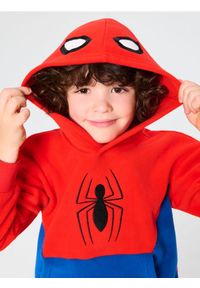 Sinsay - Bluza z kapturem i haftowanym printem Spider-Man - czerwony. Typ kołnierza: kaptur. Kolor: czerwony. Wzór: nadruk, haft #1