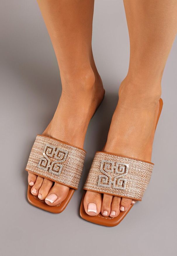 Renee - Brązowe Klapki z Płaską Podeszwą i Geometryczną Biżuteryjną Klamrą Naruma. Okazja: na co dzień. Kolor: brązowy. Materiał: len, jedwab. Wzór: geometria. Sezon: lato. Obcas: na płaskiej podeszwie. Styl: casual