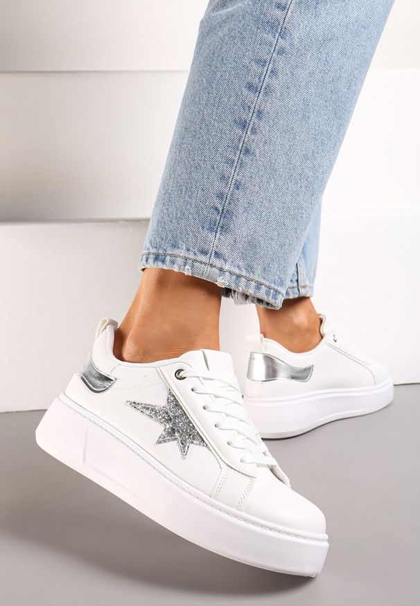 Born2be - Białe Sneakersy z Ekoskóry na Platformie z Brokatową Gwiazdką Lominia. Okazja: na co dzień. Kolor: biały. Obcas: na platformie
