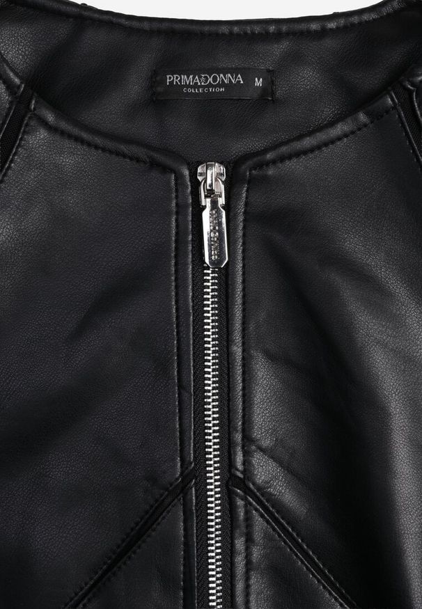 Renee - Czarna Taliowana Kurtka Biker z Dekoltem Crew Neck Ozdobiona Przeszyciami Nelithaen. Kolor: czarny. Materiał: poliester, jeans. Wzór: aplikacja