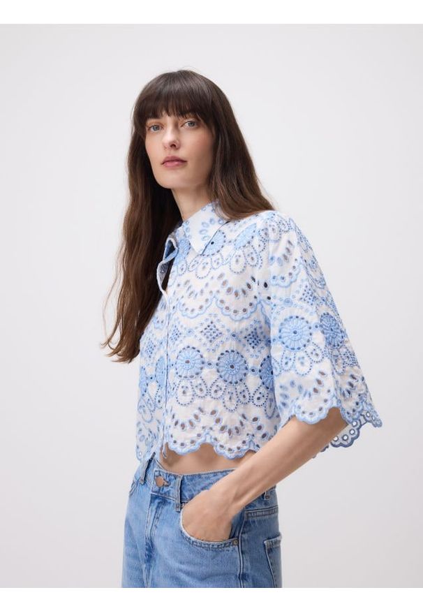 Reserved - Koszula z ażurowym wzorem - jasnoniebieski. Kolor: niebieski. Materiał: bawełna. Długość: krótkie. Wzór: ażurowy