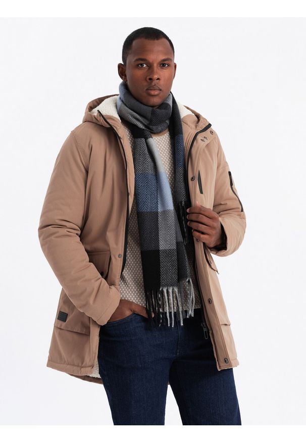Ombre Clothing - Męska długa kurtka parka z kożuszkiem – beżowa V1 OM-JALJ-0181 - XXL. Typ kołnierza: kaptur. Kolor: beżowy. Materiał: materiał, syntetyk, wełna, poliester, guma. Długość: długie. Wzór: aplikacja. Styl: klasyczny