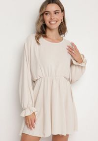 Born2be - Jasnobeżowa Sukienka o Rozkloszowanym Kroju z Ozdobnymi Mankietami Terellea. Okazja: na co dzień. Kolor: beżowy. Materiał: jeans. Długość rękawa: długi rękaw. Styl: klasyczny, elegancki, casual