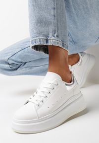 Born2be - Biało-Srebrne Sneakersy z Delikatną Perforacją i Gumowym Misiem przy Sznurówkach Zephra. Kolor: biały. Materiał: guma