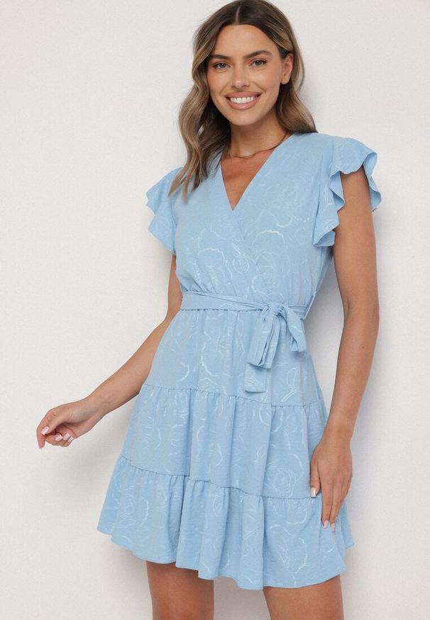 Born2be - Jasnoniebieska Kopertowa Sukienka Ozdobiona Falbanami i Paskiem Liliessa. Okazja: na co dzień. Typ kołnierza: dekolt w kształcie V. Kolor: niebieski. Wzór: aplikacja. Typ sukienki: kopertowe. Styl: klasyczny, casual, elegancki