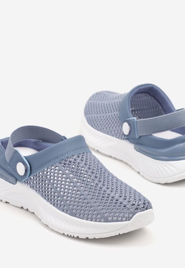 Born2be - Niebieskie Klapki z Ażurową Cholewką i Paskiem na Piętę Tillavella. Okazja: na co dzień. Nosek buta: okrągły. Kolor: niebieski. Materiał: jeans. Wzór: ażurowy. Obcas: na obcasie. Styl: elegancki, casual, klasyczny. Wysokość obcasa: niski