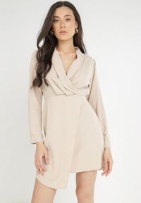 Born2be - Beżowa Sukienka Tryphala. Typ kołnierza: dekolt w kształcie V. Kolor: beżowy. Materiał: tkanina. Długość rękawa: długi rękaw. Wzór: jednolity, gładki, aplikacja. Typ sukienki: kopertowe. Styl: klasyczny. Długość: mini #1