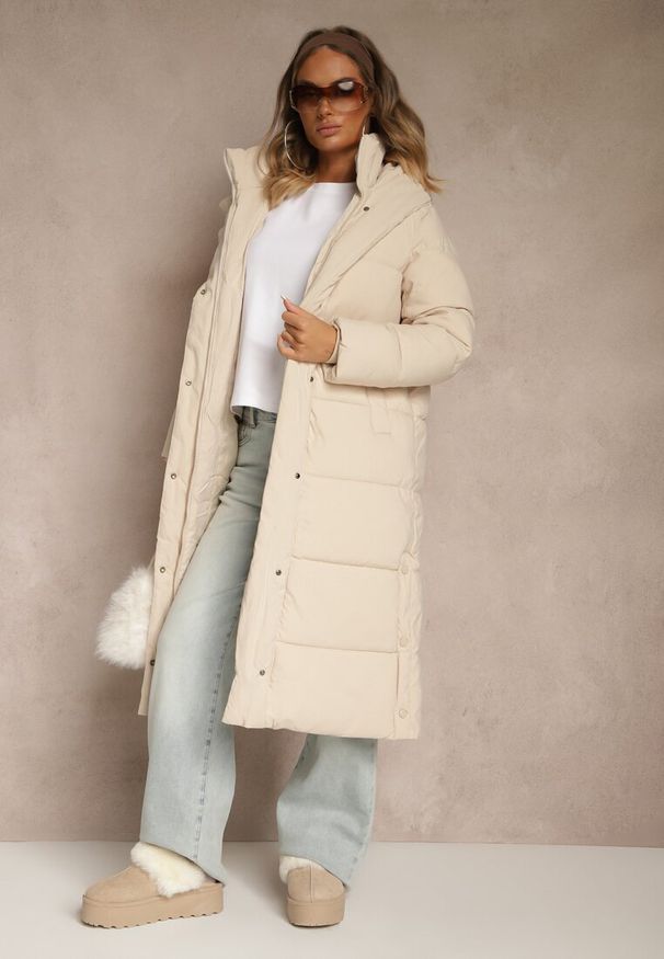 Renee - Jasnobeżowa Zimowa Kurtka z Pikowanymi Przeszyciami Kapturem i Bocznymi Napami Alarisse. Okazja: na imprezę, na co dzień. Kolor: beżowy. Materiał: jeans. Sezon: zima. Styl: casual