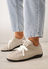 Renee - Beżowe Sneakersy z Podwójnym Sznurowaniem i Geometrycznymi Wstawkami Adrearah. Okazja: na co dzień. Kolor: beżowy. Wzór: geometria #9