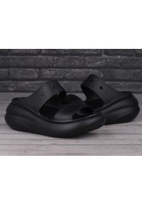 Klapki damskie na platformie Crocs CRUSH. Kolor: czarny. Obcas: na platformie