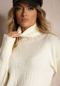 Renee - Jasnobeżowy Golf o Klasycznym Kroju Savelle. Okazja: na co dzień. Typ kołnierza: golf. Kolor: beżowy. Materiał: jeans. Długość rękawa: długi rękaw. Długość: długie. Styl: klasyczny