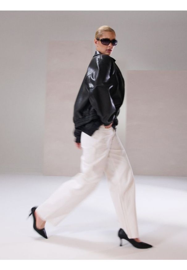 Sinsay - Jeansy wide leg mid waist z krzyżowanym pasem - biały. Kolor: biały