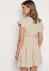 Born2be - Beżowa Kopertowa Sukienka Ozdobiona Falbanami i Paskiem Liliessa. Okazja: na co dzień. Typ kołnierza: dekolt w kształcie V. Kolor: beżowy. Wzór: aplikacja. Typ sukienki: kopertowe. Styl: elegancki, casual, klasyczny #6