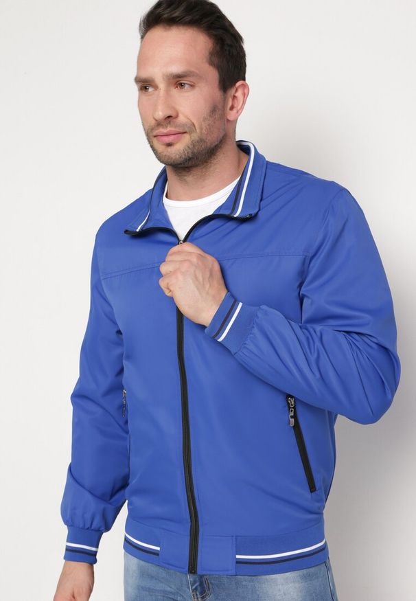 Born2be - Niebieska Kurtka Przejściowa ze Ściągaczami w Paski i Kieszeniami Laname. Kolor: niebieski. Wzór: paski. Styl: klasyczny