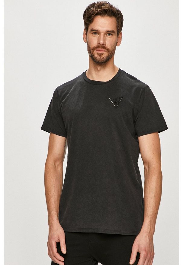 Guess - T-shirt. Okazja: na co dzień. Kolor: czarny. Materiał: bawełna, dzianina. Wzór: gładki. Styl: casual