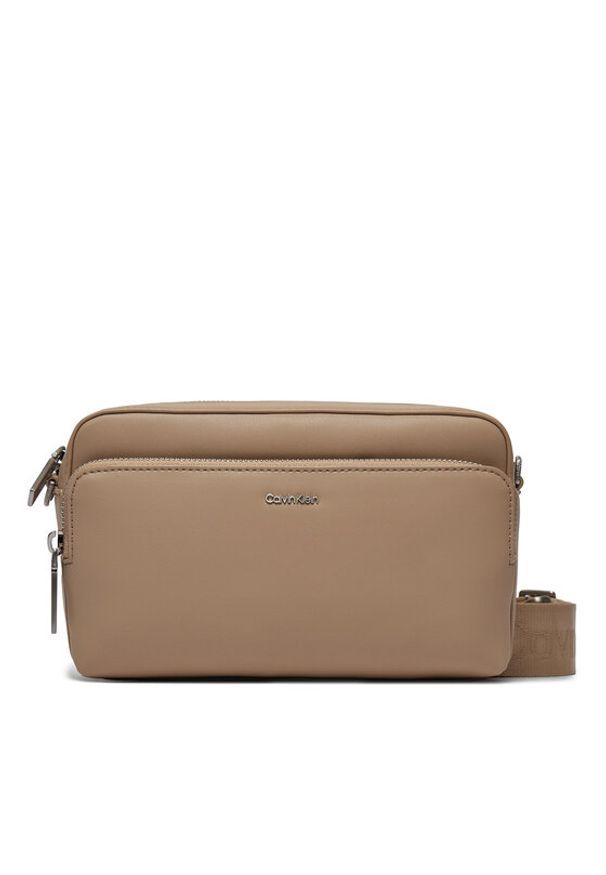 Calvin Klein Torebka Ck Must Camera Bag W/Pckt Lg K60K608410 Beżowy. Kolor: beżowy. Materiał: skórzane