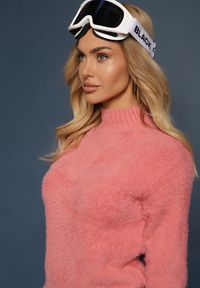 Renee - Różowy Dzianinowy Sweter z Dłuższym Włosiem i Półgolfem Christiam. Kolor: różowy. Materiał: dzianina. Długość rękawa: długi rękaw. Długość: długie. Wzór: aplikacja. Styl: elegancki #4