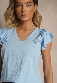 Renee - Niebieska Bluzka z Wiskozą i Falbankami Divama. Okazja: na co dzień. Typ kołnierza: kołnierz z falbankami. Kolor: niebieski. Materiał: wiskoza. Styl: elegancki, casual