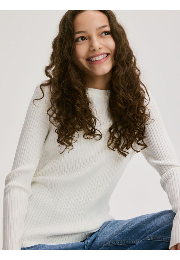 Reserved - Prążkowany sweter - złamana biel. Materiał: prążkowany