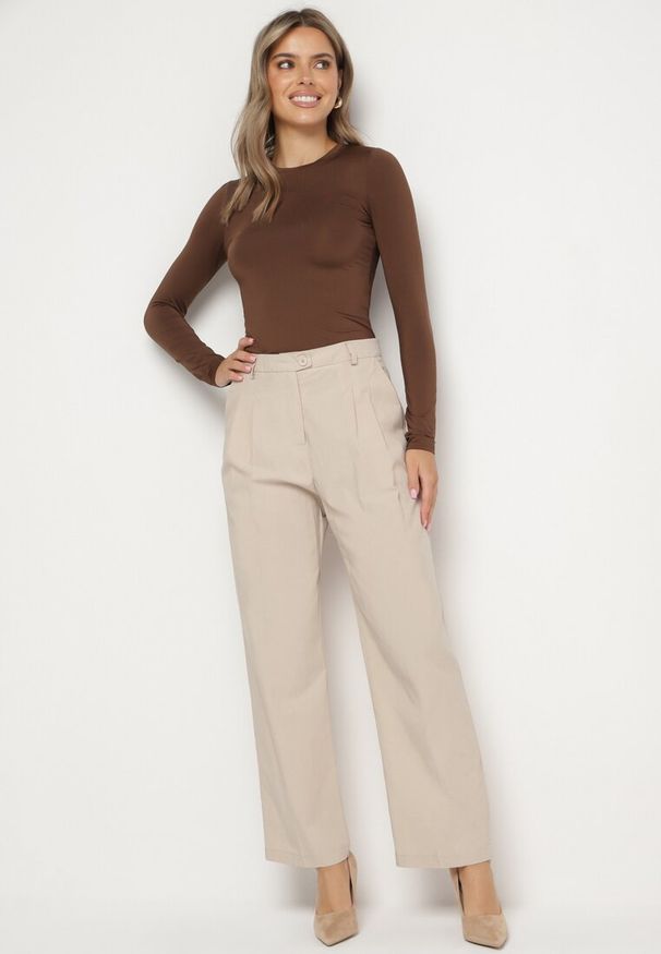 Born2be - Beżowe Szerokie Spodnie Garniturowe z Bawełny Alefia. Stan: podwyższony. Kolor: beżowy. Materiał: bawełna. Styl: elegancki