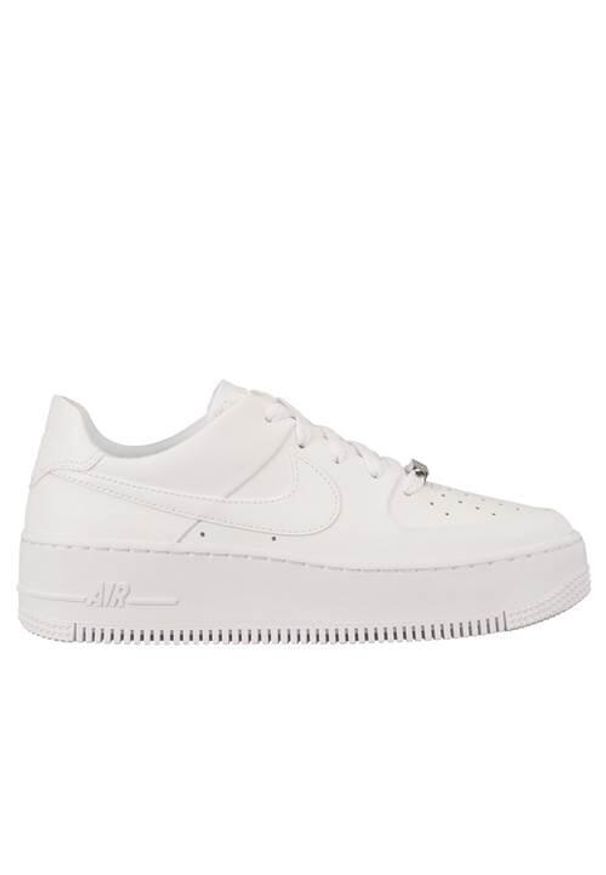 Buty do chodzenia damskie Nike W Air Force 1 Sage Low. Zapięcie: sznurówki. Kolor: biały, wielokolorowy. Materiał: materiał, skóra, syntetyk. Szerokość cholewki: normalna. Model: Nike Air Force. Sport: turystyka piesza