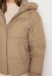 Born2be - Ciemnobeżowa Pikowana Kurtka Puffer z Kapturem Miviera. Okazja: na spacer, na co dzień. Typ kołnierza: kaptur. Kolor: beżowy. Materiał: dzianina, jeans. Sezon: zima. Styl: casual #3
