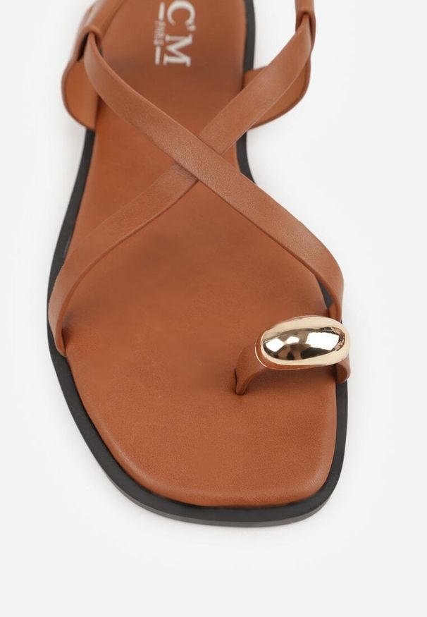 Renee - Brązowe Sandały Typu Japonki Ozdobione Metaliczną Aplikacją Grynyra. Kolor: brązowy. Wzór: aplikacja. Sezon: lato