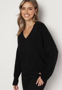 Born2be - Czarny Sweter z Dekoltem w V z Domieszką Kaszmiru Mariara. Okazja: na co dzień. Typ kołnierza: dekolt w kształcie V. Kolor: czarny. Materiał: kaszmir. Wzór: bez wzorów. Styl: casual #6