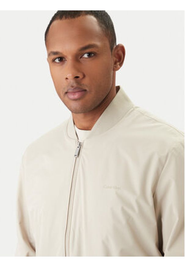Calvin Klein Kurtka bomber LV040FM512 Beżowy Regular Fit. Kolor: beżowy. Materiał: syntetyk