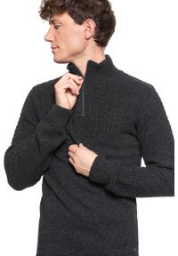 Mustang - MĘSKI SWETER MUSTANG Emil T Cosy 1008643 4151. Typ kołnierza: kołnierzyk stójkowy. Kolor: szary