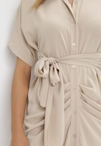 Born2be - Beżowa Koszulowa Sukienka Midi z Ozdobnym Wiązaniem i Marszczeniem Eudolia. Okazja: na co dzień. Typ kołnierza: dekolt w serek. Kolor: beżowy. Długość rękawa: krótki rękaw. Sezon: wiosna, lato. Typ sukienki: koszulowe. Styl: klasyczny, casual. Długość: midi #2