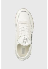 DKNY - Dkny sneakersy SABATINI kolor biały K4261395. Nosek buta: okrągły. Zapięcie: sznurówki. Kolor: biały. Materiał: guma. Obcas: na koturnie #4