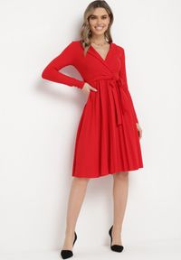 Born2be - Czerwona Midi Sukienka z Plisowanym Dołem i Kopertowym Dekoltem z Materiałowym Paskiem Obebba. Kolor: czerwony. Materiał: materiał. Typ sukienki: kopertowe. Styl: elegancki. Długość: midi
