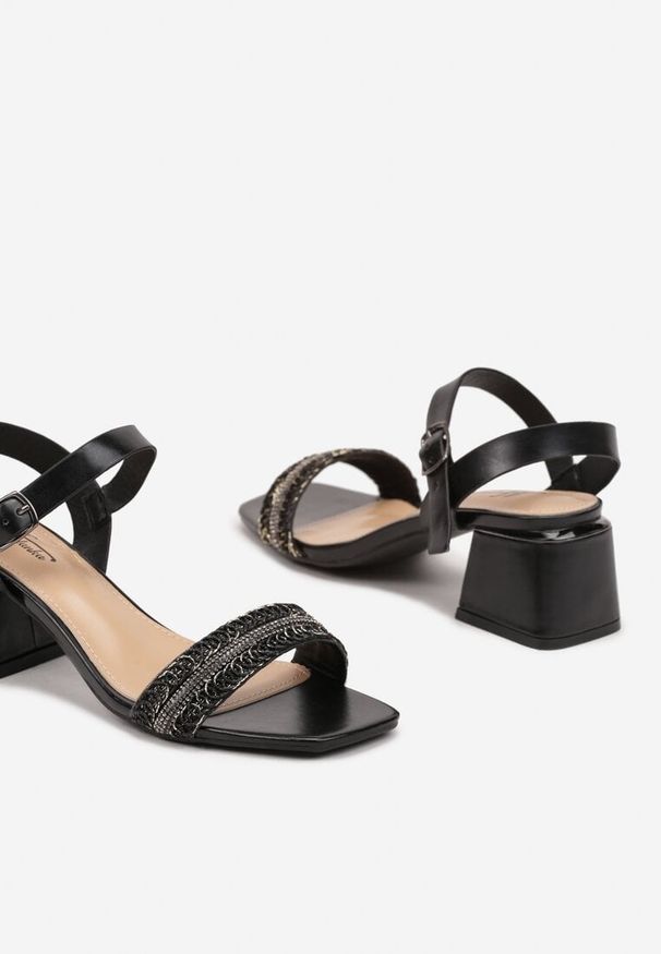 Renee - Czarne Sandały na Słupku z Paskiem w Stylu Boho z Cyrkoniami Mevelira. Okazja: na co dzień, na spacer. Zapięcie: pasek. Kolor: czarny. Wzór: aplikacja. Sezon: lato. Obcas: na słupku. Styl: boho. Wysokość obcasa: średni