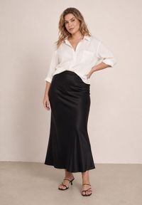 Born2be - Czarna Satynowa Spódnica o Rozkloszowanym Kroju Dapsper. Okazja: na co dzień. Kolor: czarny. Materiał: satyna. Długość: długie. Styl: casual, elegancki #1