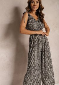 Renee - Czarny Wiskozowy Kombinezon w Kwiaty z Cienkimi Gumkami w Pasie Varenika. Kolor: czarny. Materiał: wiskoza. Długość rękawa: bez rękawów. Wzór: kwiaty. Sezon: lato, wiosna #4